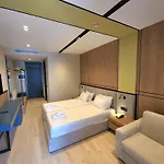 Light 4* Ksamil
