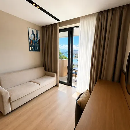 Light 4* Ksamil